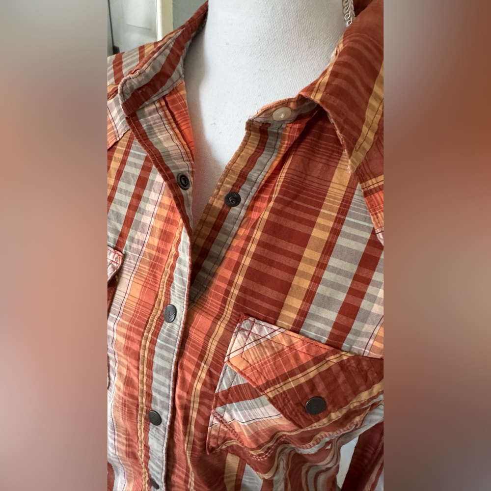 WOMEN'S WRANGLER® LONG SLEEVE POINTED YOKE WESTERN SNAP PLAID SHIRT IN ORANGE - Picture 15 of 15